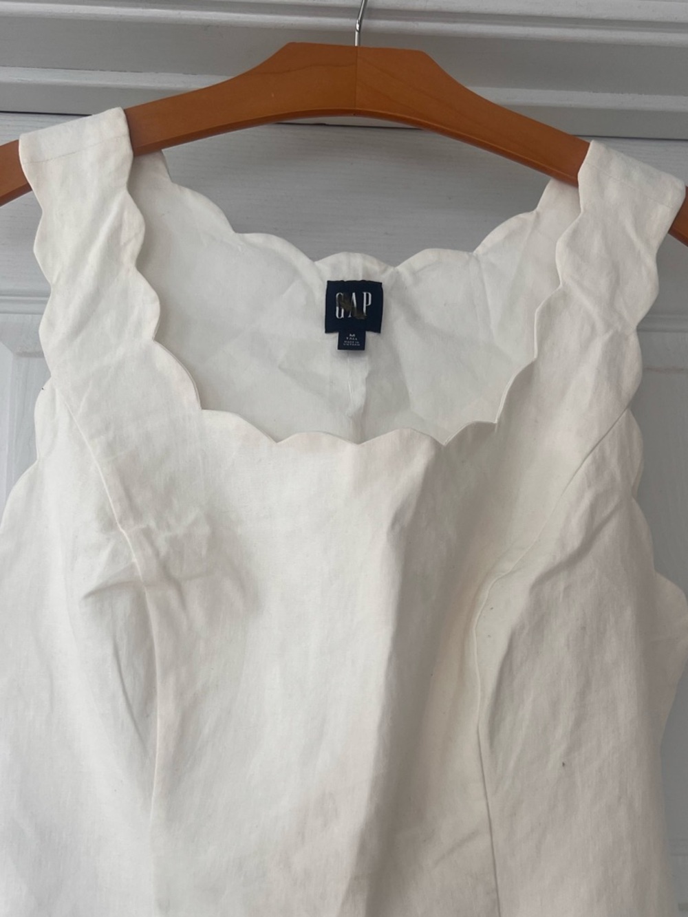 GAP Off White Scallop-Edge Linen  Top
Sz Medium 
Linen/ classy - Picture 5 of 7